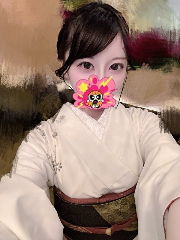 和装姿でカメラを見つめる、上品な雰囲気のセラピストまみ