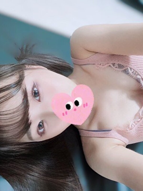 施術ベッドで横になり、リラックスした姿勢の女性の写真