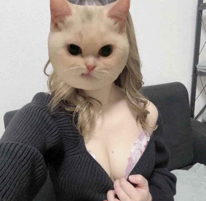 東京メンズエステ「ニカ」｜黒ニットセーターで谷間を強調する巨乳セラピスト