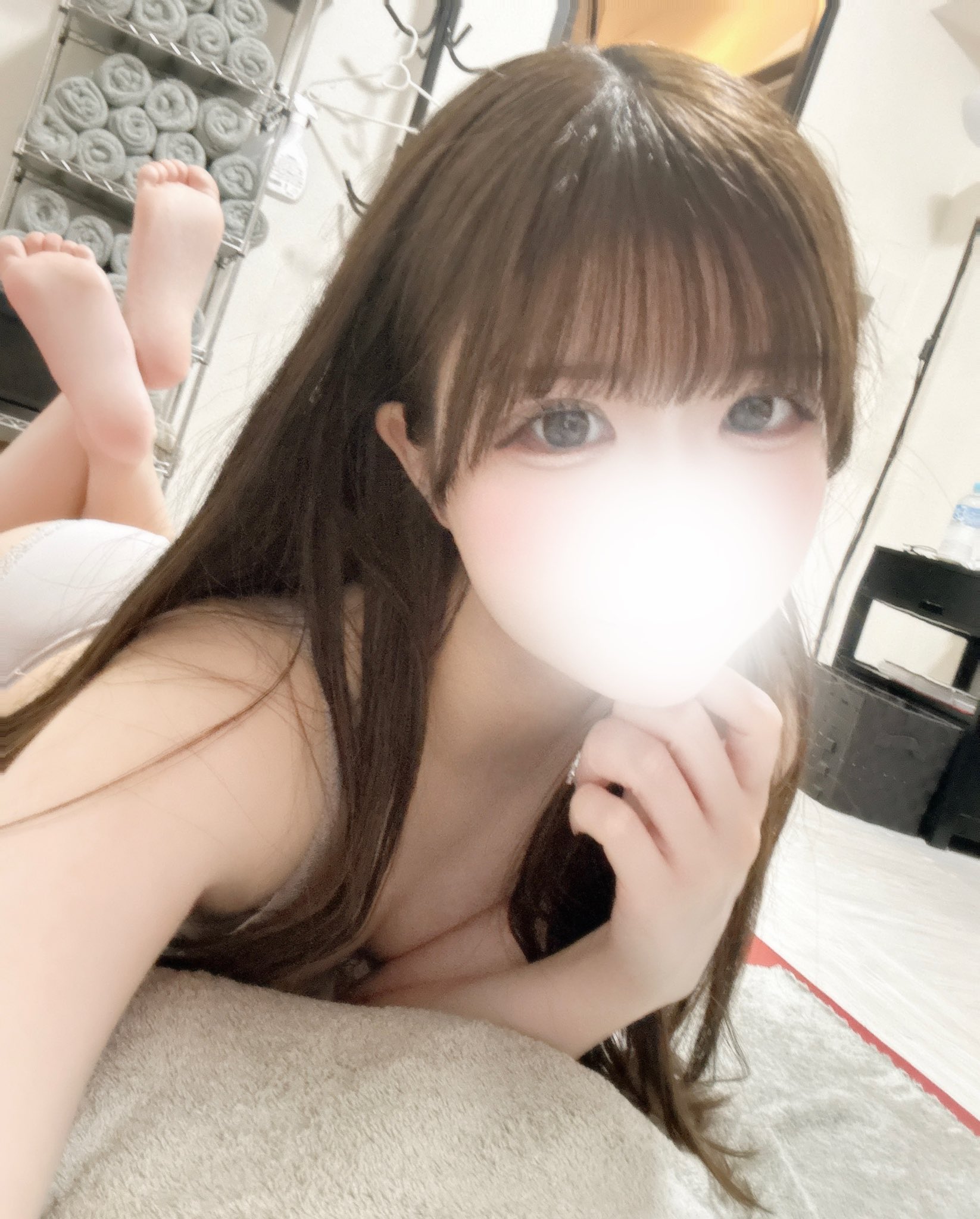 東京メンズエステ ちな|ルームのマットでうつ伏せポーズ自撮り写真