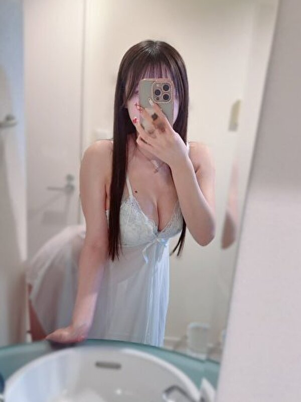 東京メンズエステ新宿エリア｜清楚な雰囲気で写るセラピストあゆかのミラーショット