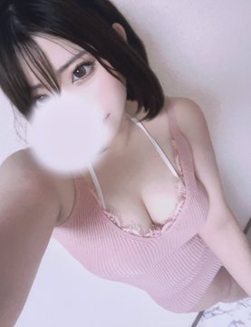 東京メンズエステ「める」｜ピンクのタイトワンピースでFカップの谷間が映えるセクシー写真