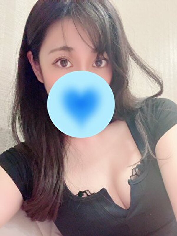 新宿 メンズエステ 東京メンズエステ えみ 黒ワンピース姿で大人の色気を感じさせるセラピスト