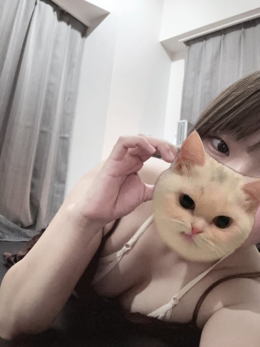 東京メンズエステ新宿店・しゅな｜可愛らしいポーズ・若さ溢れる・猫スタンプで顔隠し