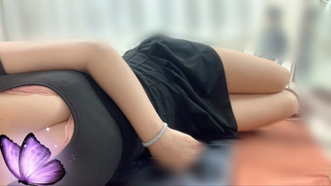 えま｜妖艶なセクシー美女｜ワンピース姿で寝そべる｜東京メンズエステ