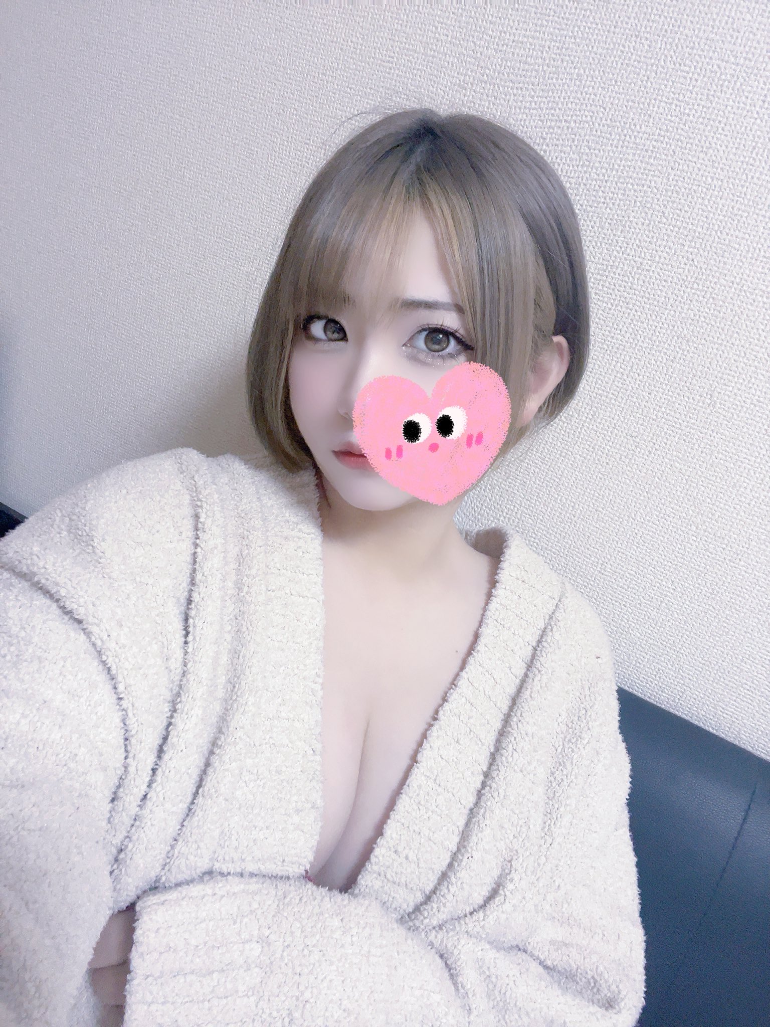 東京メンズエステめる 金髪ショートボブの美人セラピスト 裸にガウン姿で艶やかな美肌が際立つ