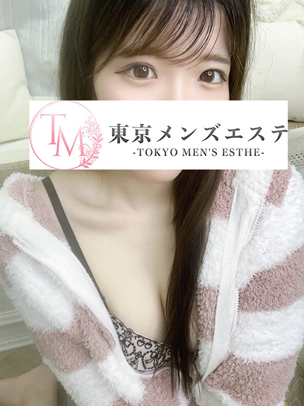 もふもふルームウェアの隙間から下着がチラ見えし、可愛い表情を見せるセラピスト・まいか(21)。愛嬌と美脚が魅力の宣材写真|東京メンズエステ新宿・池袋・中野店