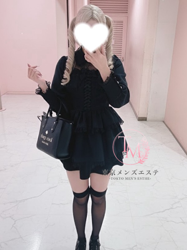 派手な金髪と若さあふれる私服姿が可愛い未経験女子大生セラピスト・ゆま（18歳）の写真｜東京メンズエステ新宿・池袋・中野店