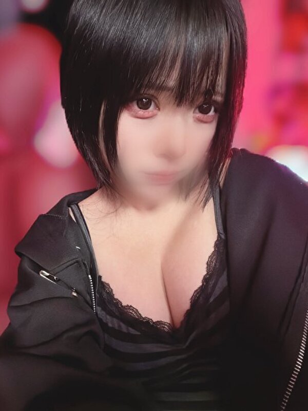 東京メンズエステ新宿池袋中野 みるく 黒トップスで大人可愛い雰囲気のセラピスト