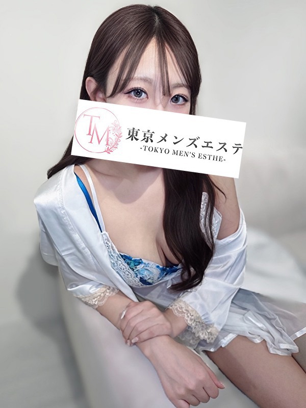 密着施術を思わせる柔らかいポーズをとるさきの宣材写真。フェザータッチが得意なテクニシャンセラピスト｜東京メンズエステ新宿・池袋・中野店