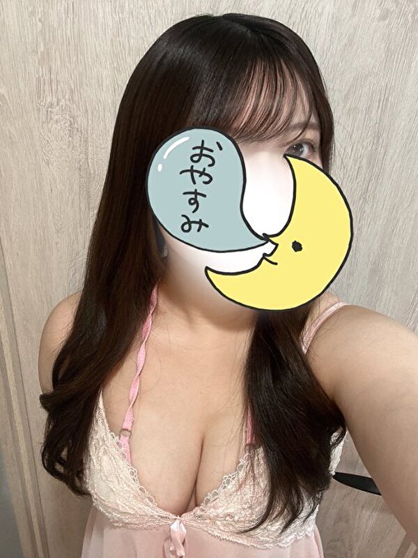 東京メンズエステ新宿池袋中野エリア まこ リラックスした表情と天使のもち肌が伝わるナイトウェア姿