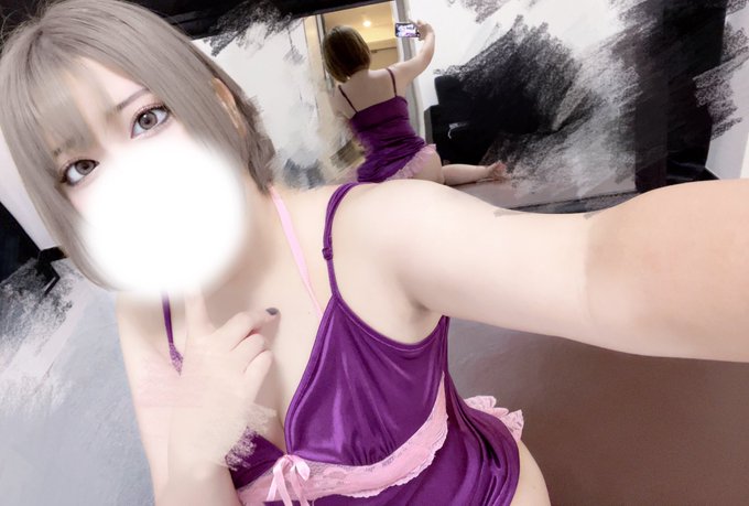 紫のベビードールを身にまとい、巨乳と可愛らしい笑顔が魅力のセラピスト・める(24)の宣材写真|東京メンズエステ新宿・池袋・中野店