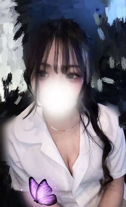 白シャツのボタンが外れ胸元が際立つGカップ美女セラピスト・えま（22歳）の写真｜東京メンズエステ新宿・池袋・中野店