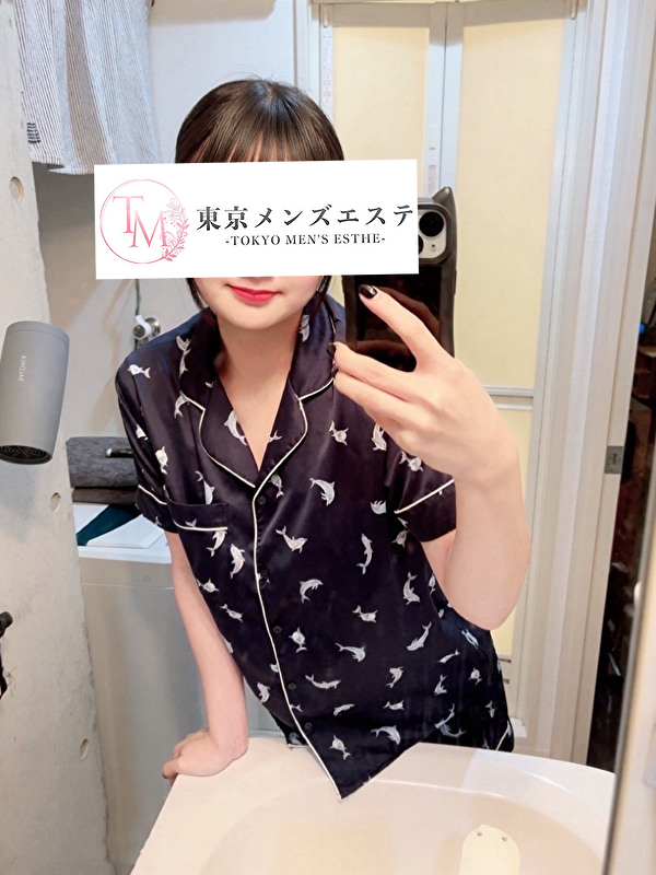 パジャマ姿で寄り添うように微笑むセラピスト・おとは。恋人のような距離感と可愛らしさが際立つ宣材写真｜東京メンズエステ新宿・池袋・中野店