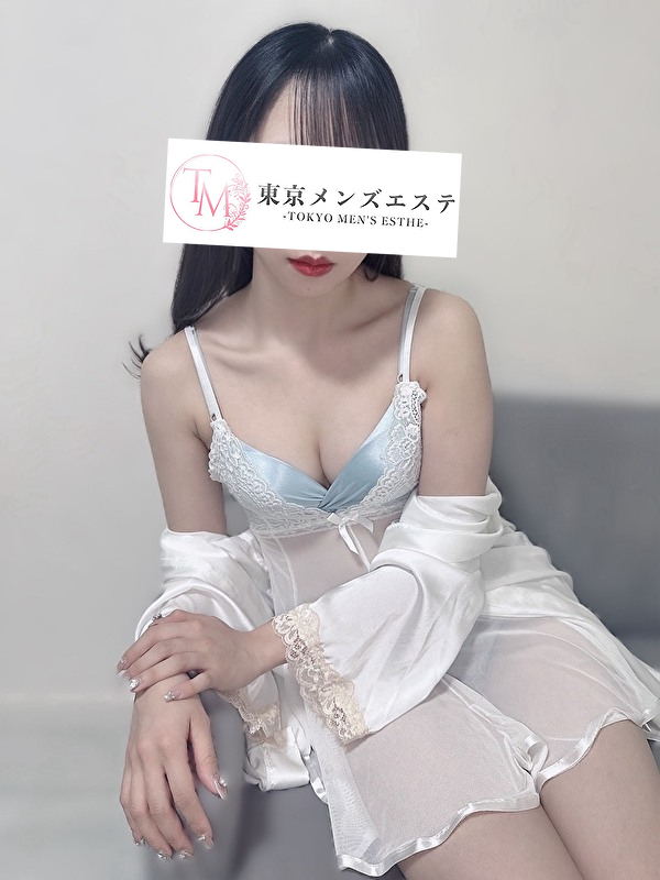 キャミソール姿で可憐な色気を見せるセラピストあいな/愛嬌たっぷりの癒し系美女