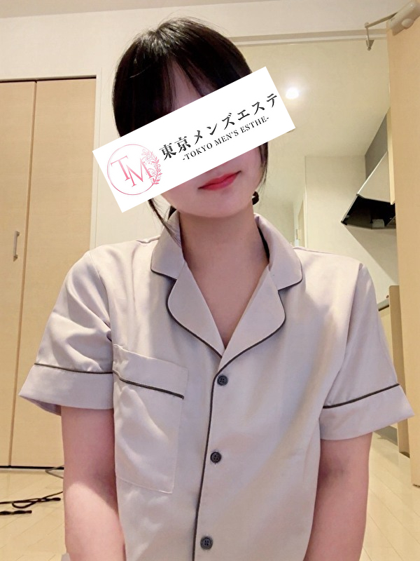 パジャマ姿で恋人のように優しく微笑むセラピスト・おとは。美肌と柔らかな雰囲気が魅力の宣材写真|東京メンズエステ新宿・池袋・中野店