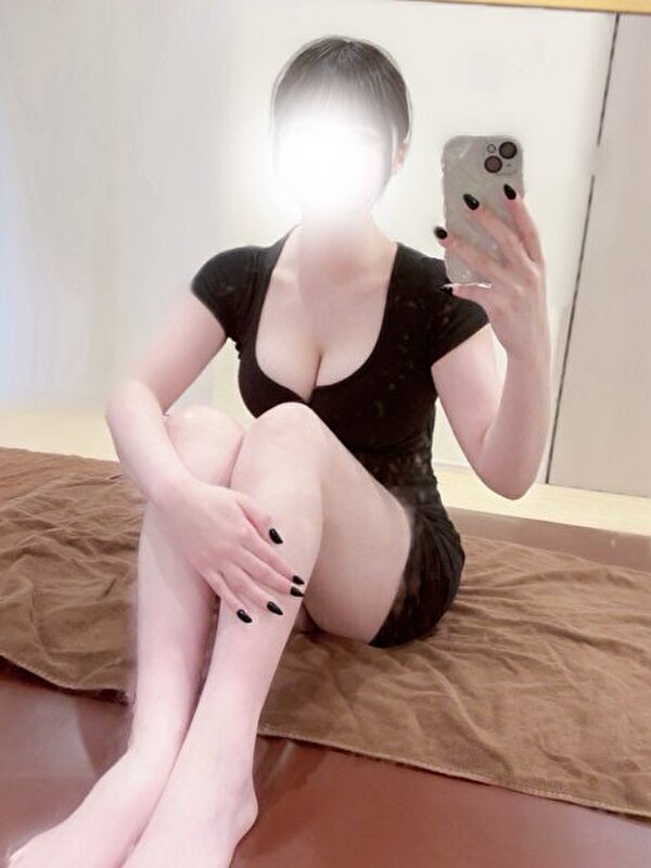 東京メンズエステおとはの黒トップス姿、施術ルームでのリラックスショット